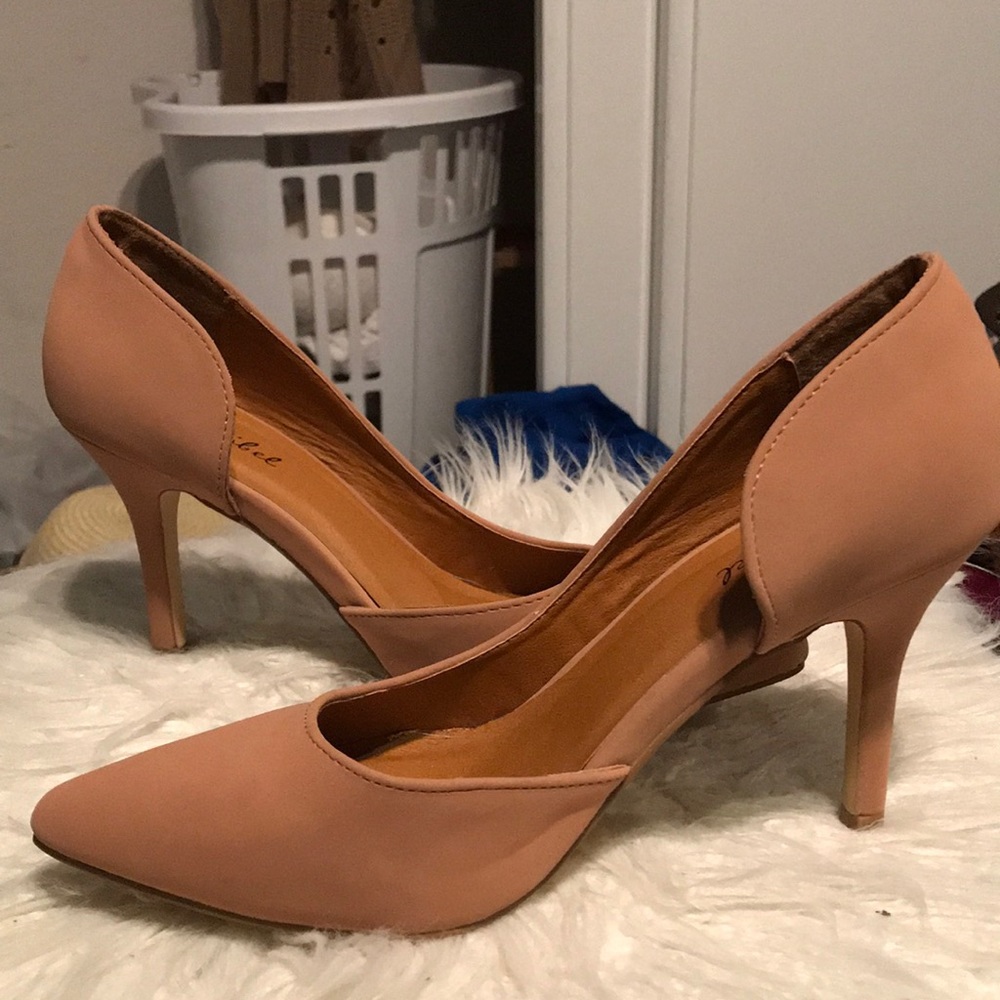 Brand new heels. Never worn. In great condition!